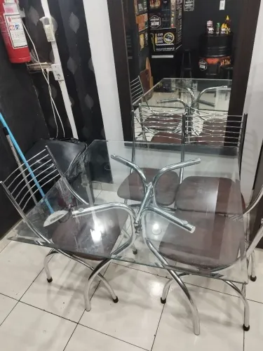 Mesa de vidro com quatro cadeiras