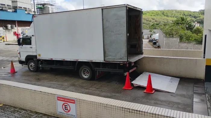 Caminhão baú com Plataforma hidráulica e paleiteira