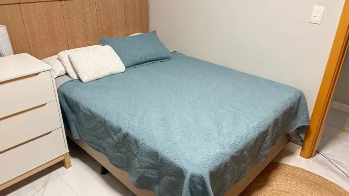 Cama de casal com box em ótimo estado, usado poucas vezes por ser um quarto de visita