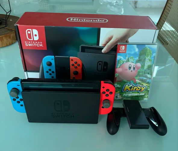 Nintendo Switch v1 com Kirby and the Forgotten Land e case da Skull & co