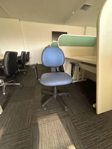 Cadeira de escritório giratória com braços 