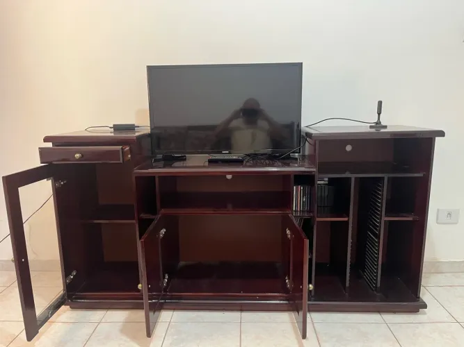 Rack Estante para TV de Madeira Maciça com Portas de Vidro, Gavetas e Nichos para CDs