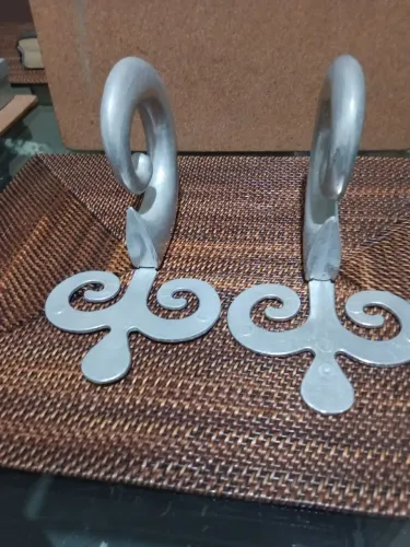 PAR MÃO FRANCESA DECORATIVA METAL PRATEADO