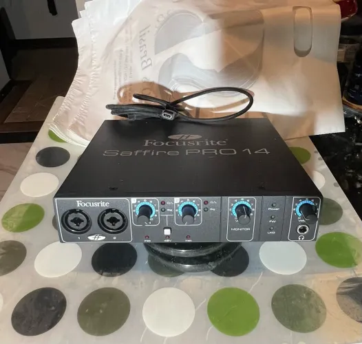 Fucusrite Saffire PRO . Com microfone