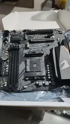 Kit Placa Aorus Elite B550M + Ryzen 5 3400G funcionando
