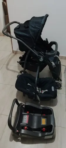 Carrinho, bebê conforto e suporte para carro