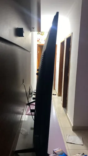 Vendo TV tcl 65 polegadas nova 2025. Tem até plástico nela . Estou desapegado mudar fora