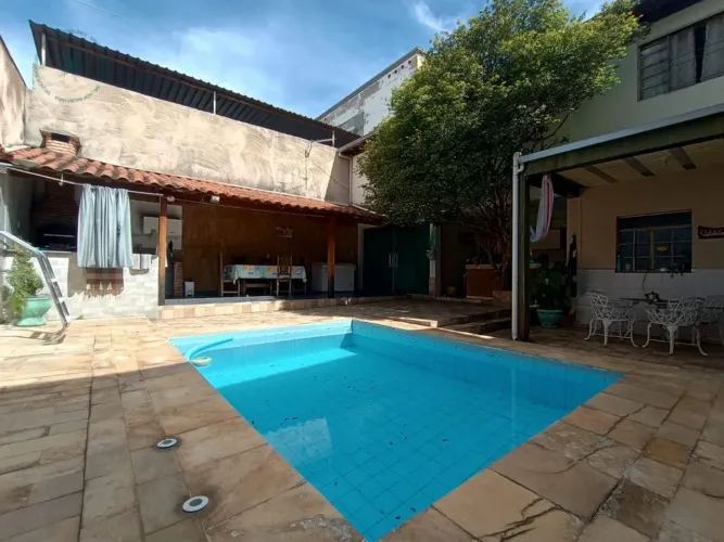 Casa à Venda em Planalto, Belo Horizonte - MG