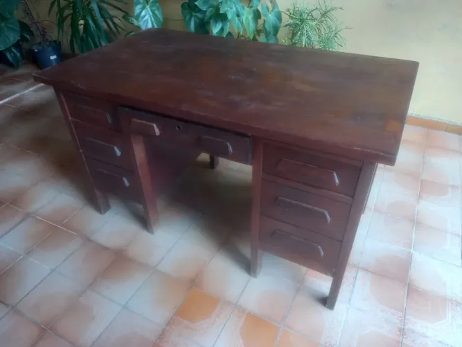 Mesa de escritório antiga. Escrivaninha anos 60 em madeira maciça.