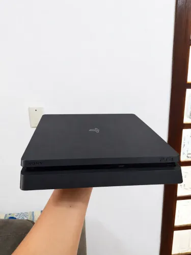 Vendo PlayStation 4 Slim com 1TB de armazenamento interno.