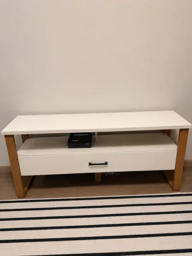 Rack para TV branco com detalhes em madeira e gaveta