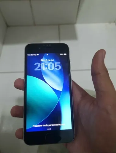 Celular IPhone SE 2022 3 geração 128gb com o fundo quebrado