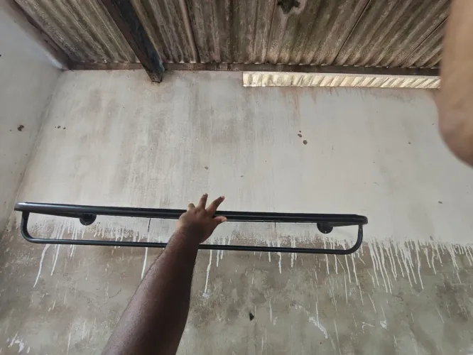 Arara de parede para roupas