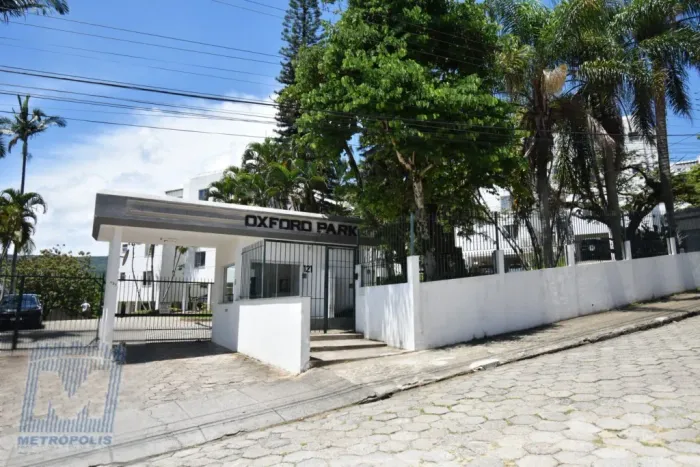 Apartamento com 3 quartos e duas vagas para alugar no bairro Carvoeira - Florianópolis/SC