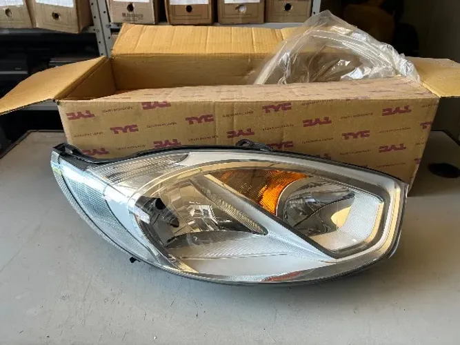 Farol Ford Fiesta Direito Novo TYC 20C647056B 