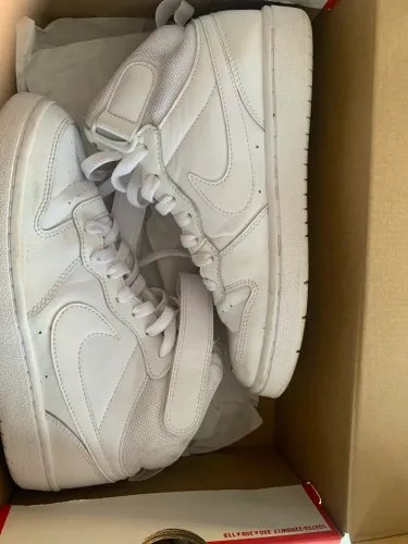 Vendo tênis Esta é uma bota Nike Court Borough Mid 2 original usado em bom estado