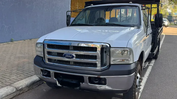 F 4000 2015 branca traçada 4x4