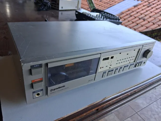 Tape deck gradiente DS 20 ,está ligando, mas vai pra restaurar ou retirada de peças