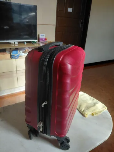 Pequena mala para viagem! Ainda está nova! Foi usada poucas vezes!!