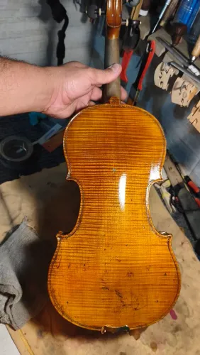 Violino de oficina antiguizado