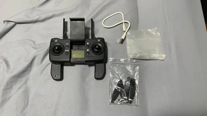 Controle + 5 Hélices reserva + Cabo de carregamento Drone L900 Pro