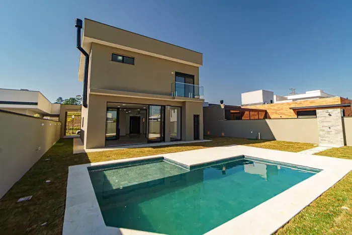 Condomínio Vilas do Golfe em Itú/SP à venda, possui 246m² com 3 suítes, piscina e varanda 