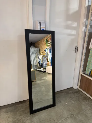 Espelho com moldura de madeira na cor preto