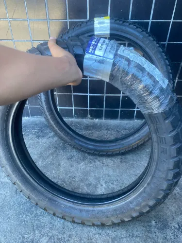 Pneu TRASEIRO XRE 300 em ótimo estado