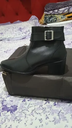 Vendo, bota de couro legítimo nova na caixa,