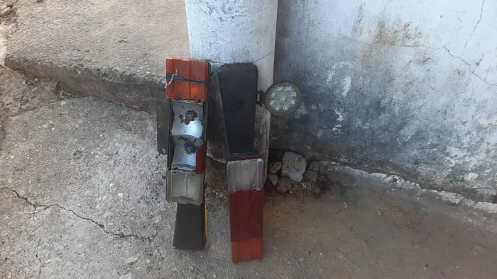 Tenho o par de lanterna de caminhão pra vende no precinho 