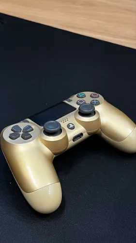 Controle PS4 dourado
