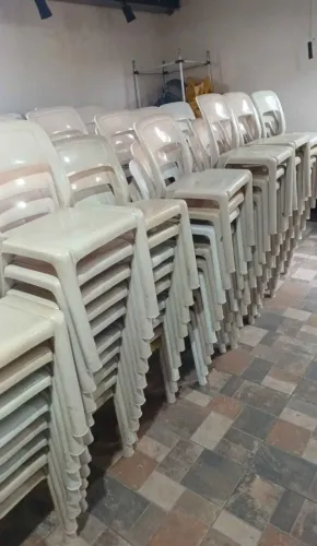 Cadeiras de plástico 