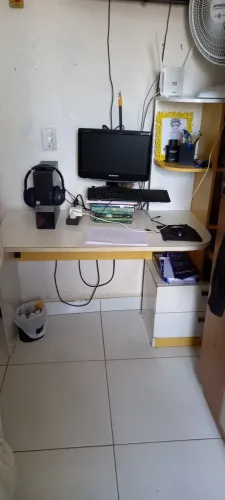 Mesa conjugada com estante  mdf