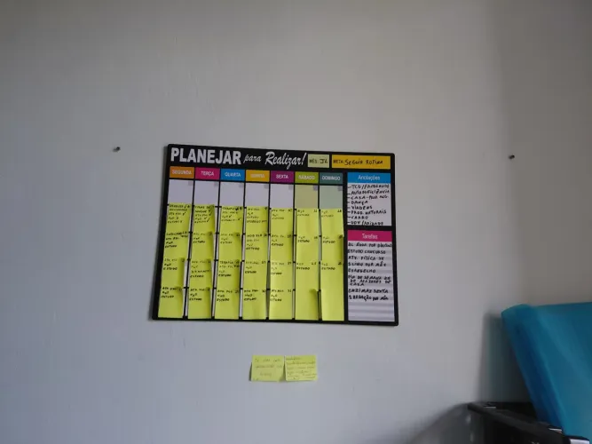 Planner mensal de parede em MDF.