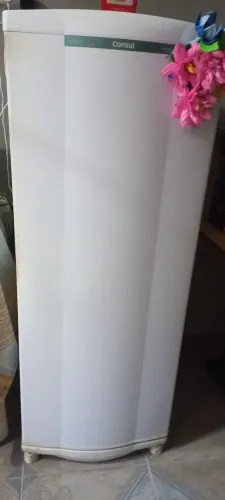 Vendo uma geladeira consul sem nenhum defeito,muito boa nunca deu nenhum defeito.