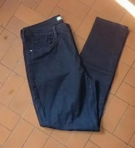 Calças número 42 a preta é bem pretinha e pouco uso