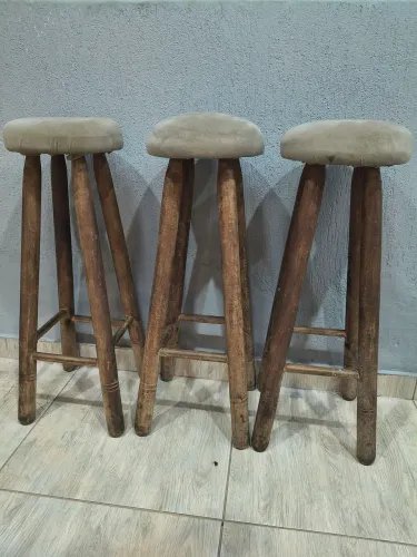 Vendo 3 banquetas altas madeira maciça almofadada
