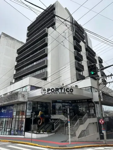 Cobertura com 2 terraços pequenos, 2 bwcs, várias salas com divisórias de gesso, 1 área co