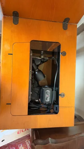 Máquina de Costura Singer Antiga com Móvel de Madeira - Completa