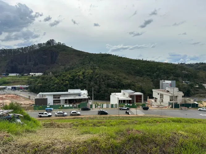 Lote em declive e com vista livre no Estrela Alta para venda