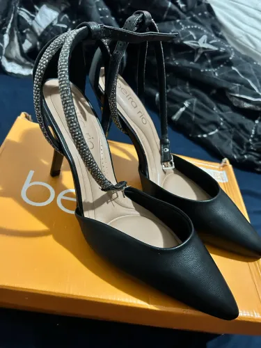 Scarpin Preto Salto Fino com Tira de Strass Beira Rio