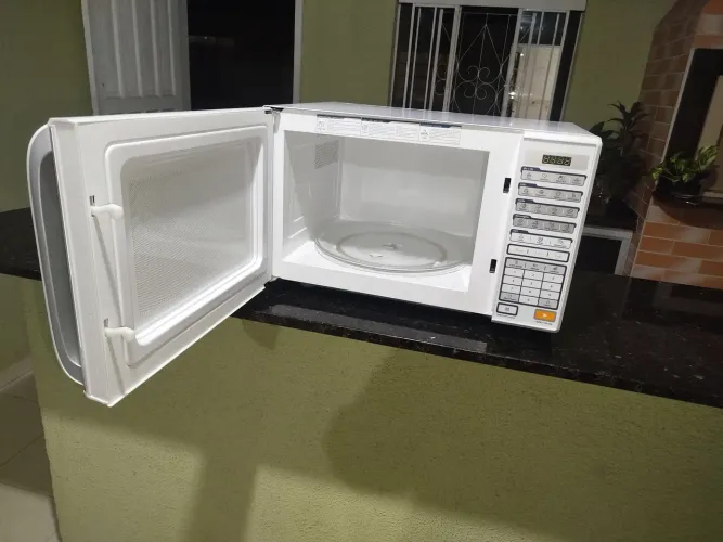 Microondas Midea 30L 127v SEMI NOVO, todo original, funcionando perfeitamente.
