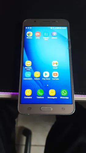 Celular Samsung Galaxy J7 usado com detalhes