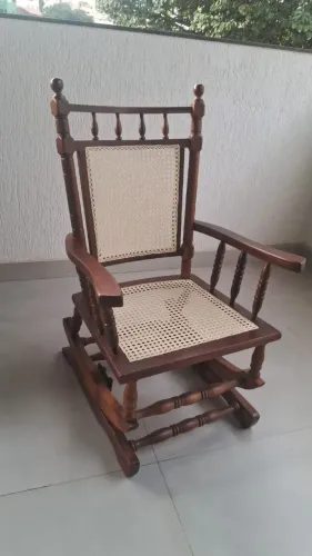 Cadeira de balanço de palhinha 
