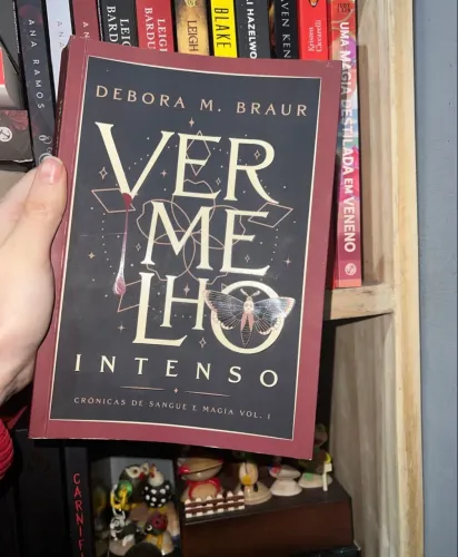 Livro vermelho intenso, livro de vampiro da Débora m. Braun