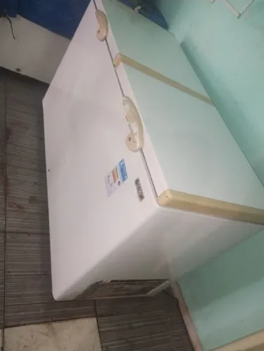 Vendo está freezer grande da marca fricon de 425 litros