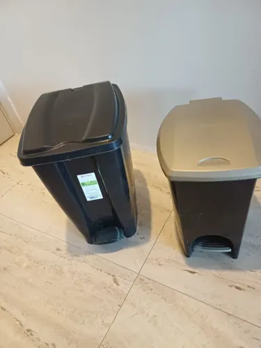 02 cestos de lixo 20 e 15 litros