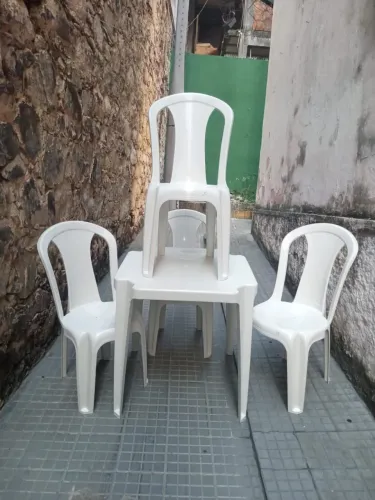 Cadeira Plástica 04 UND + 01 MESA Conjunto Robusto TP80 Incrível Força