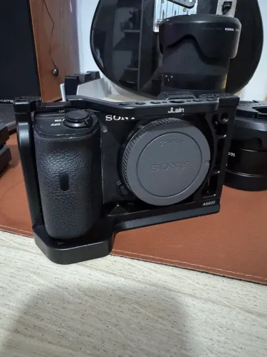 Sony A6600 + Cage + 3 baterias