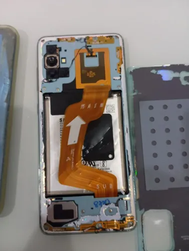 2 telefones celular 1 funciona mas tem que tirar o Gmail e o outro só pra tirar peças.
